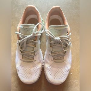 On Cloud women size US 6. VGUC.